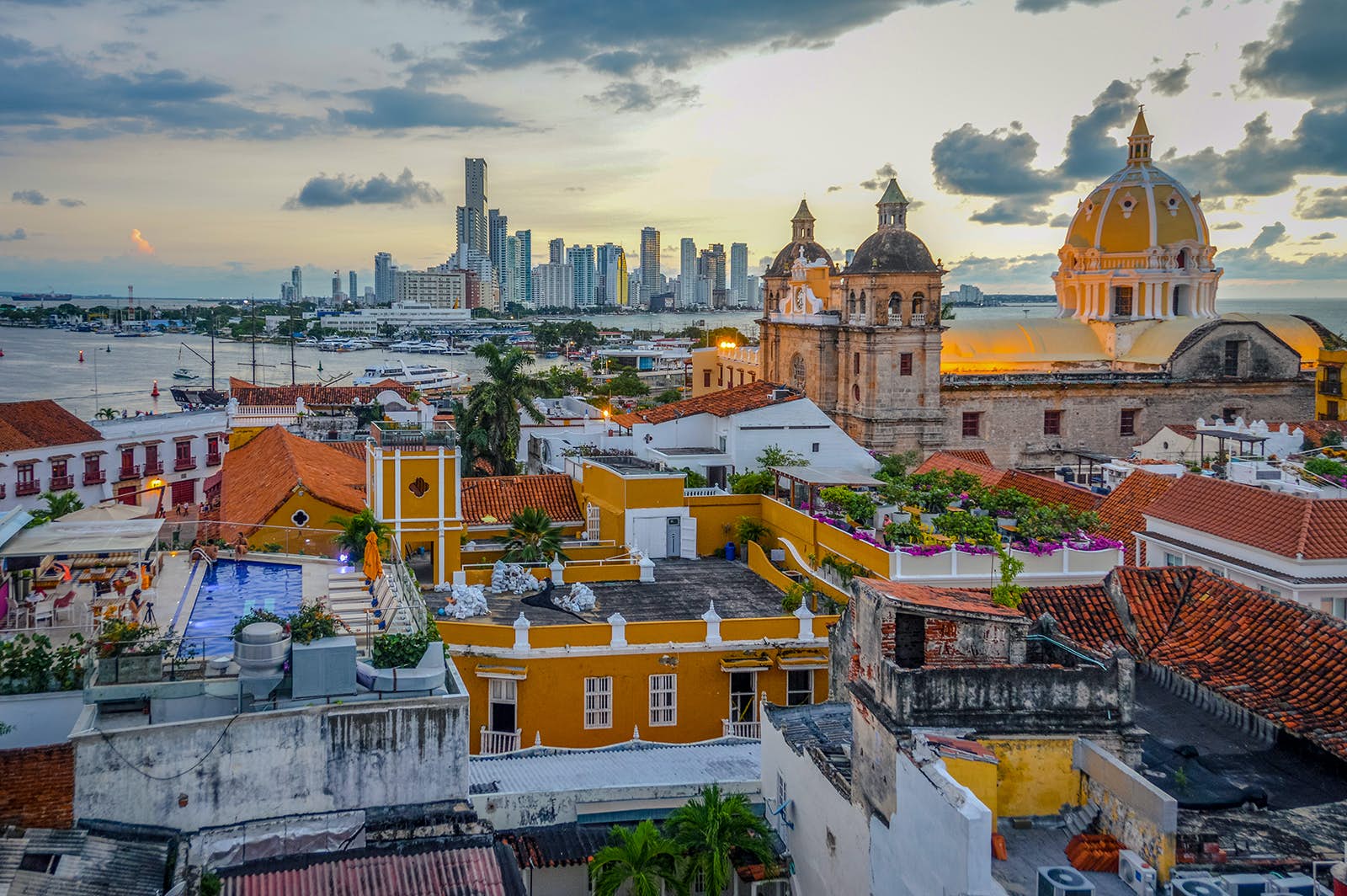 Vista panorámica del centro histórico de Cartagena al atardecer